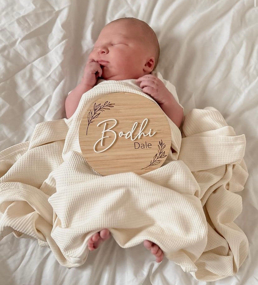 Round birth announcement leaf pattern