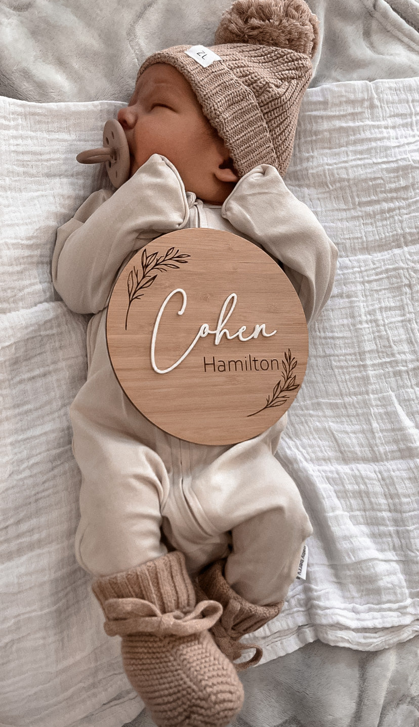 Round birth announcement leaf pattern