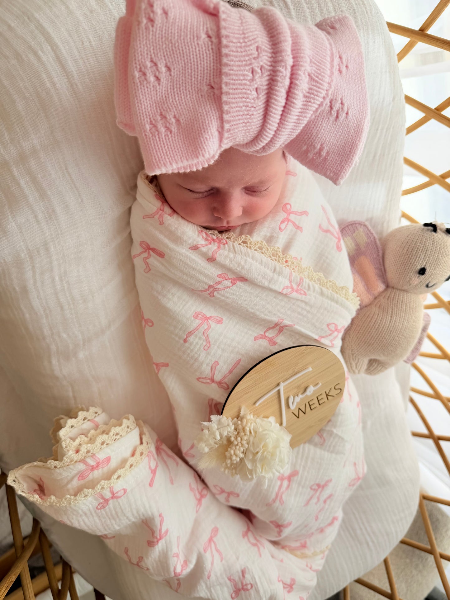 Bow pattern lace edge muslin swaddle
