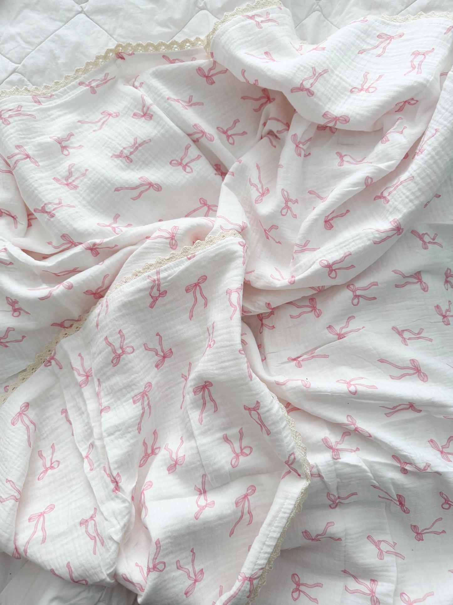 Bow pattern lace edge muslin swaddle