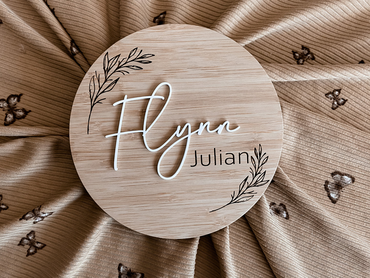 Round birth announcement leaf pattern