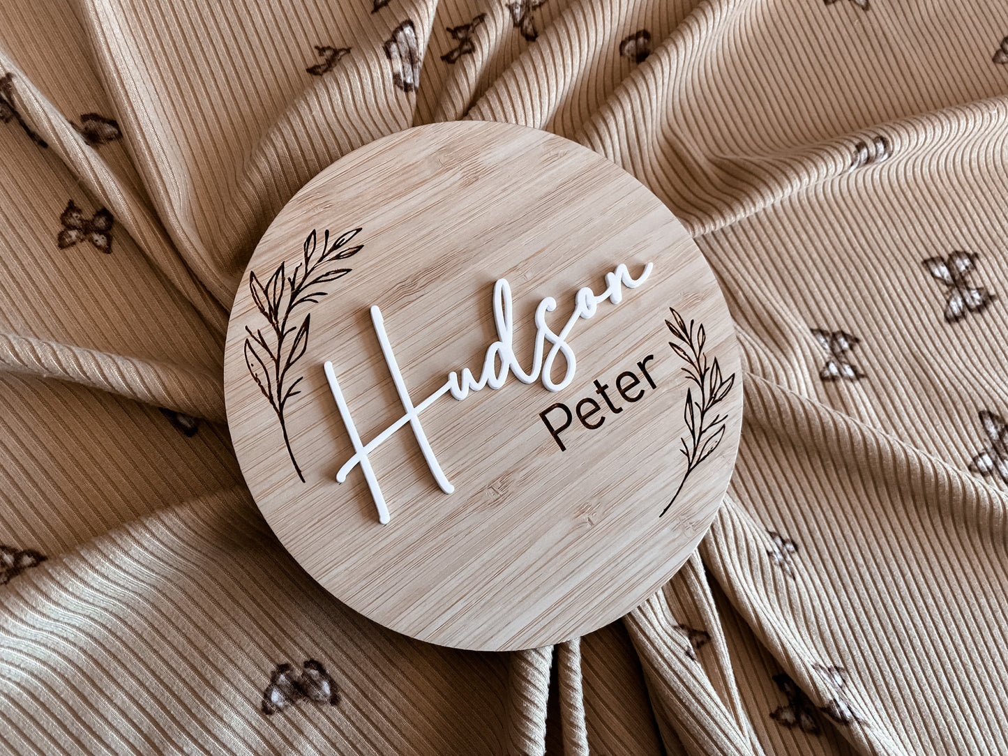 Round birth announcement leaf pattern