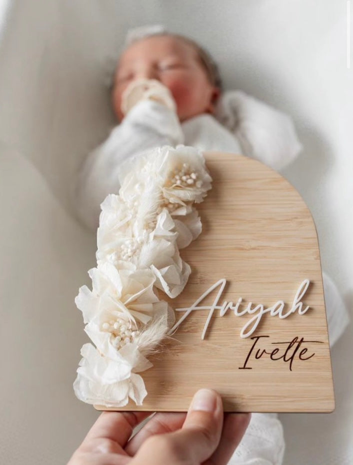 Wooden arch dried flower personalized name plaque