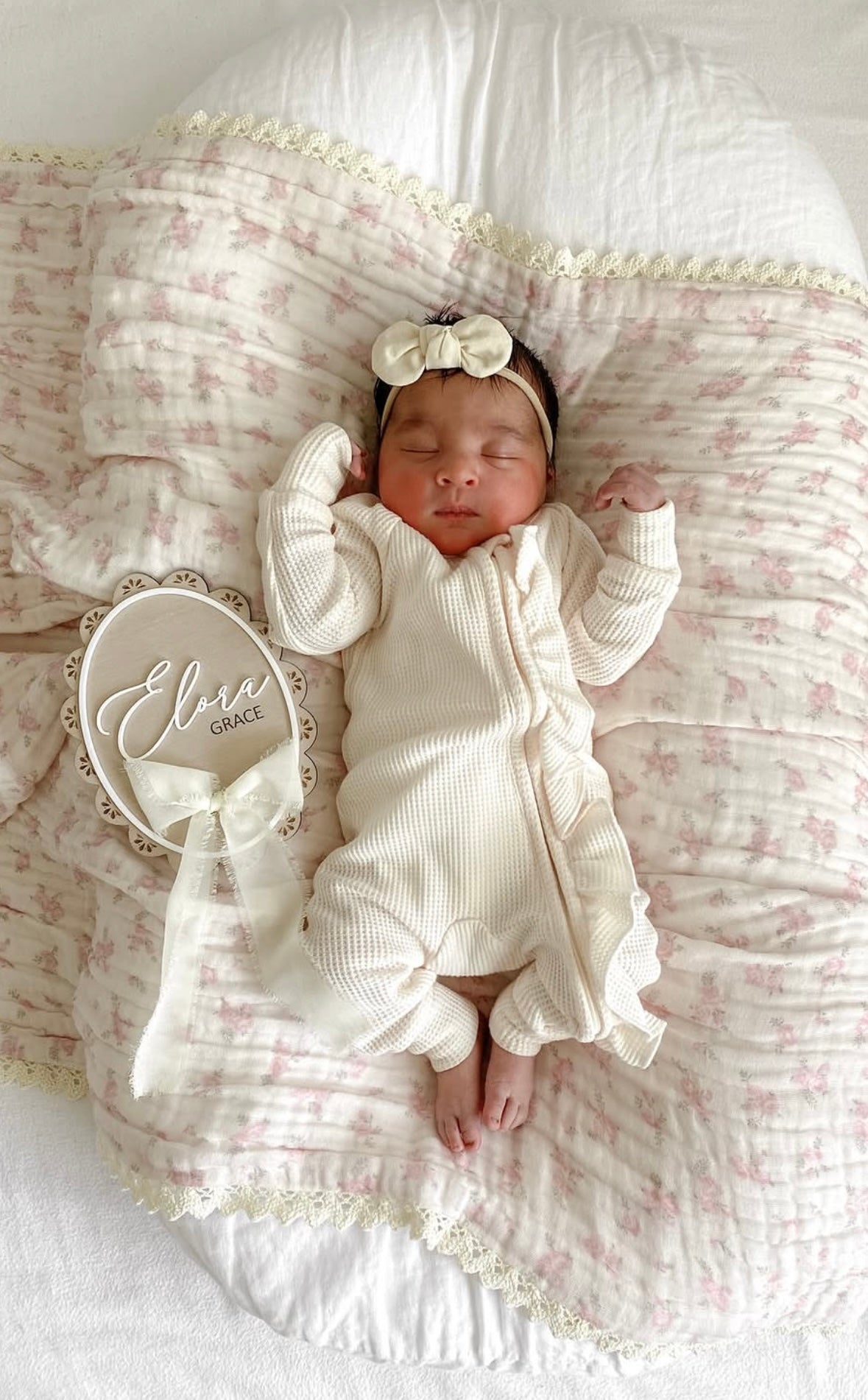 Scallop edge lace patterned birth announcement sign