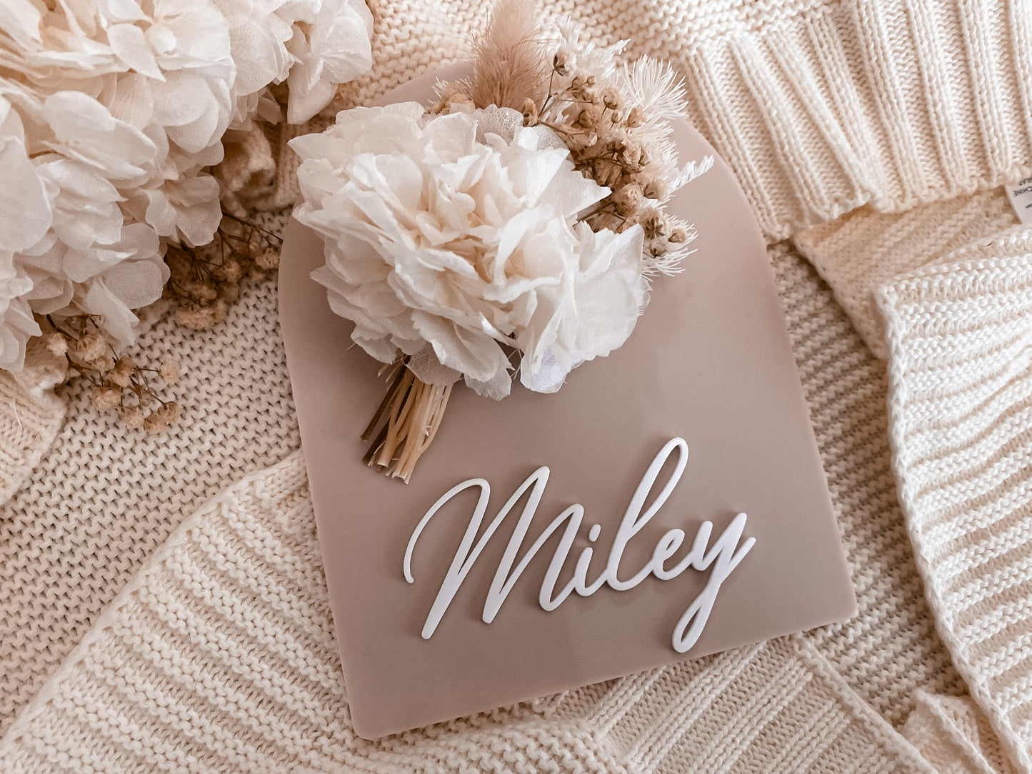 Acrylic dried flower name sign latte