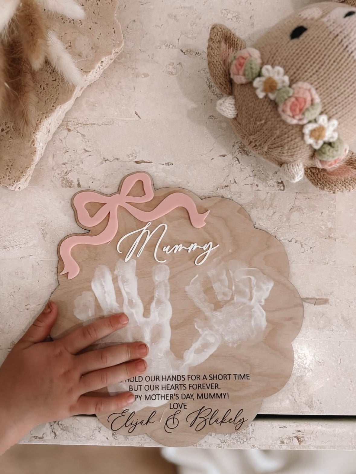 Scalloped edge with bow Mother’s Day hand print sign small version