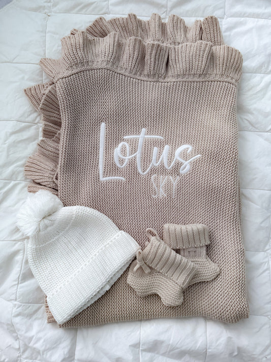 Oatmeal frill edge knit blanket