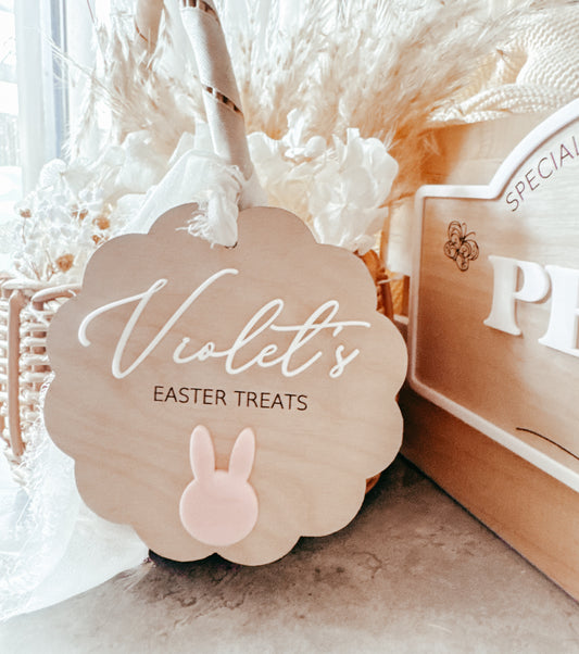 Scallop shape Easter basket tag with bunny